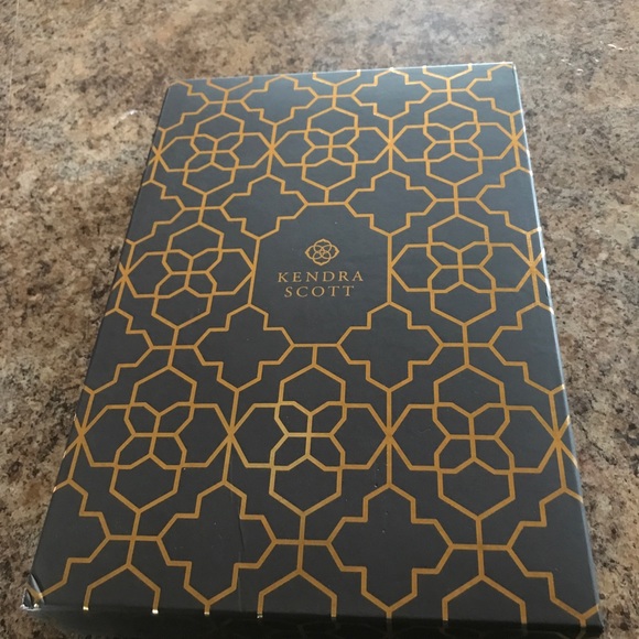 Read below NEW Kendra Scott Stone Slab Tray - Picture 4 of 11